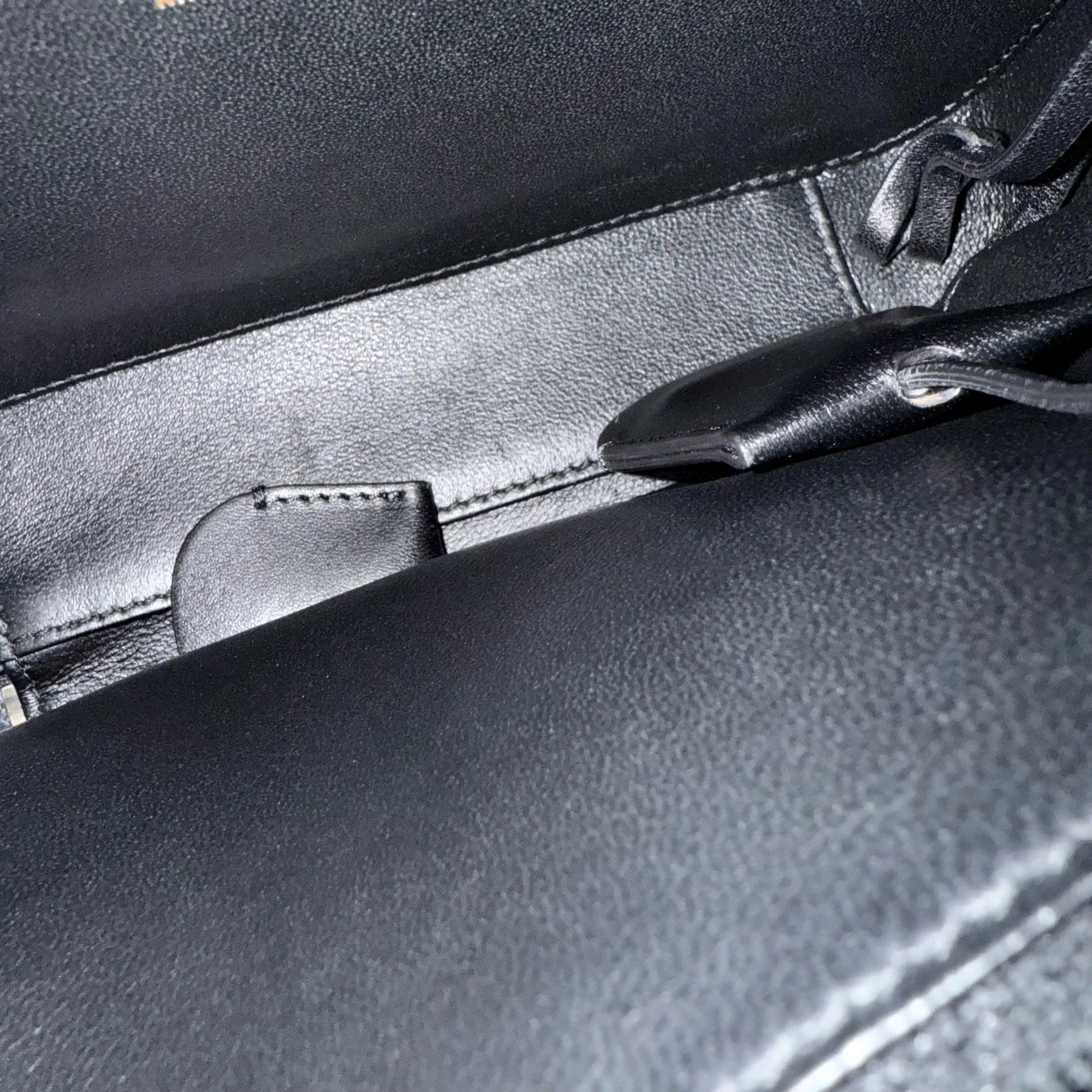 Chanel Filigree Vanity Case Medium - Caviar 21CM Grained Calfskin Dark Navy Blue Gold Hardware Series 24