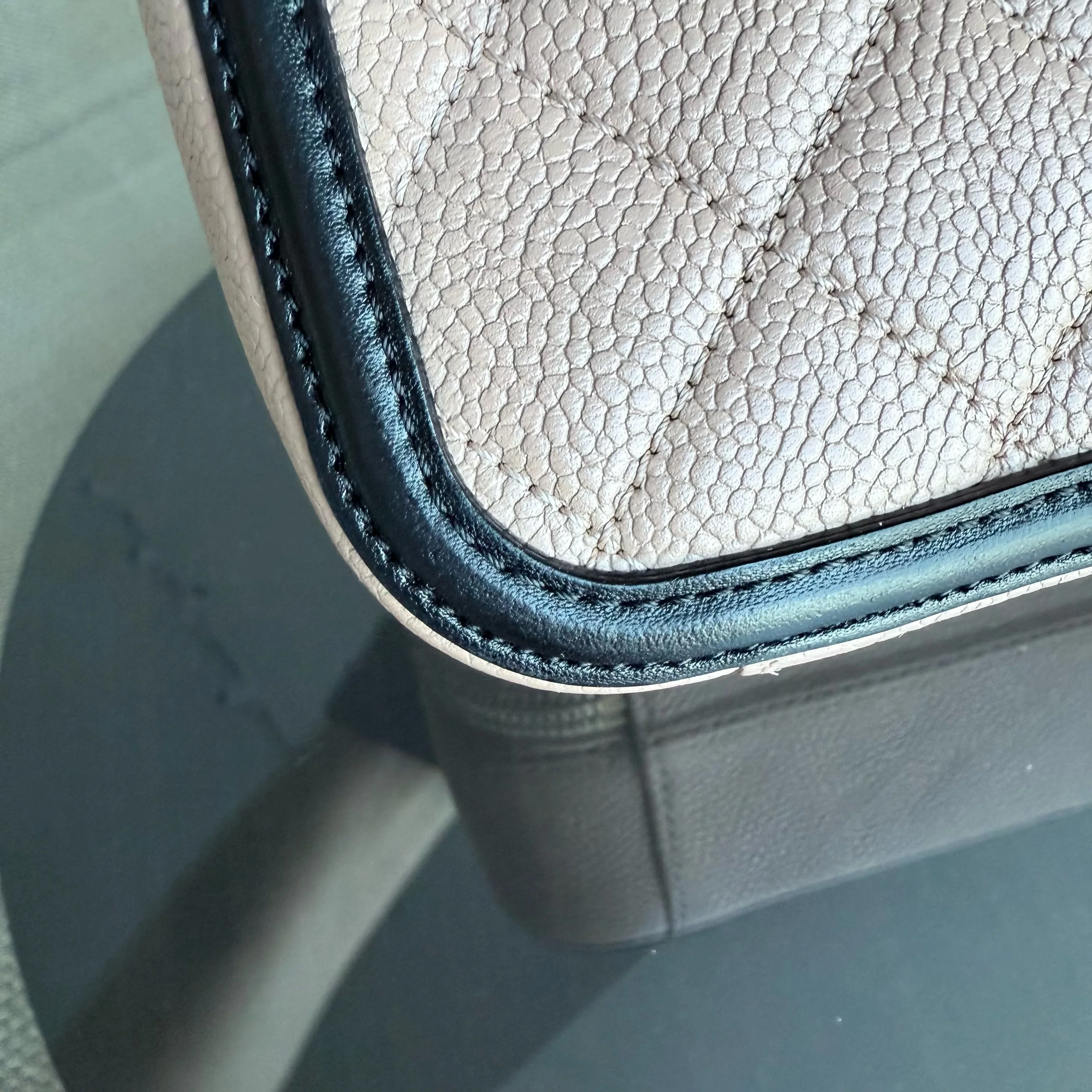 Chanel Vanity Case Filigree Medium - Caviar Grained Calfskin Black Beige Series 23