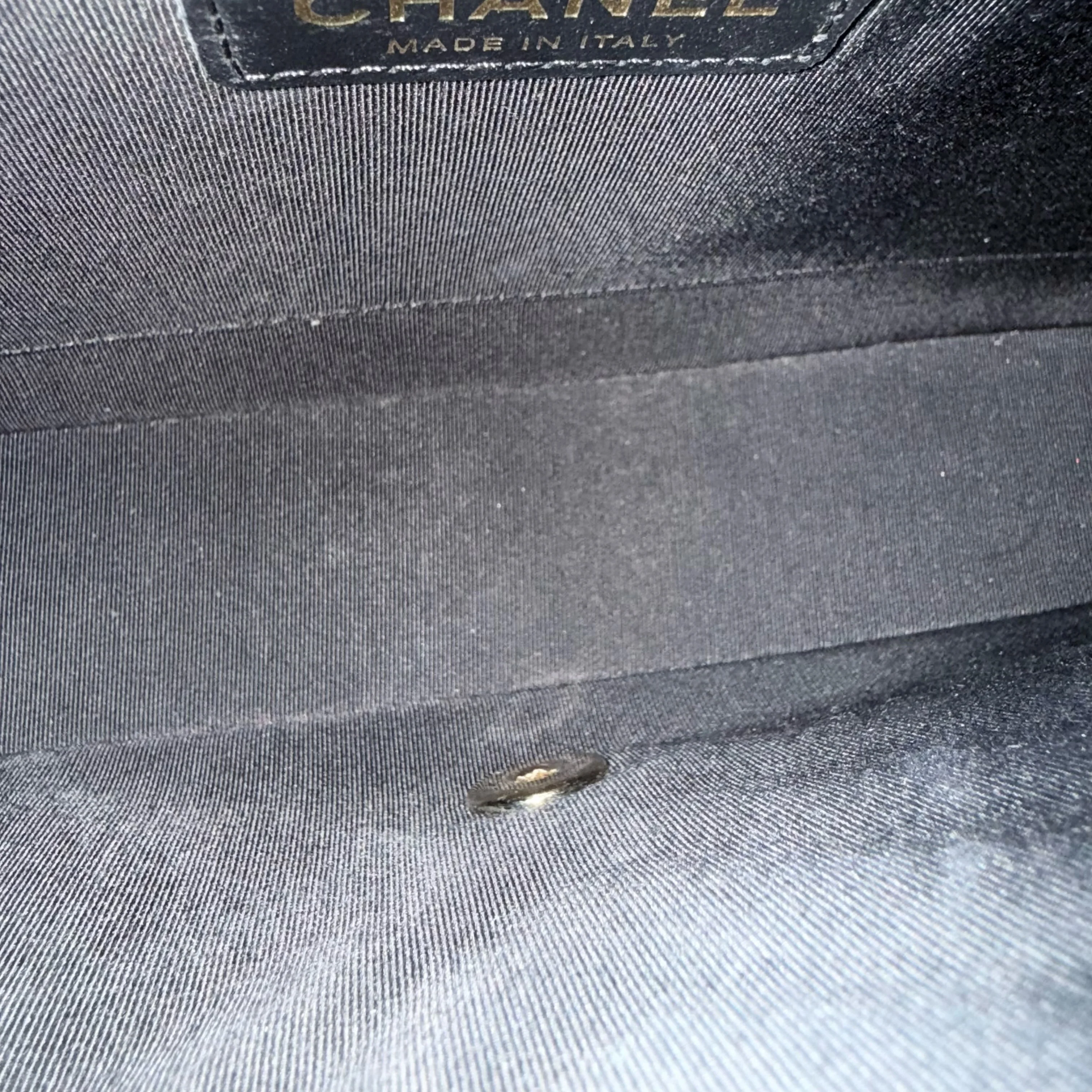 Chanel Flap Medium - Calfskin 27CM Chevron Black Gold Hardware Series 27