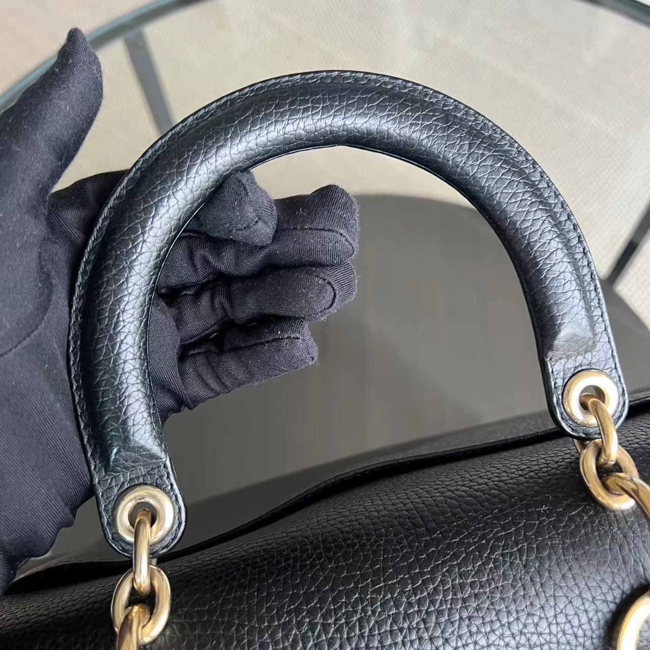 Be Medium Flap Grained Calfskin Black Golden Hardware