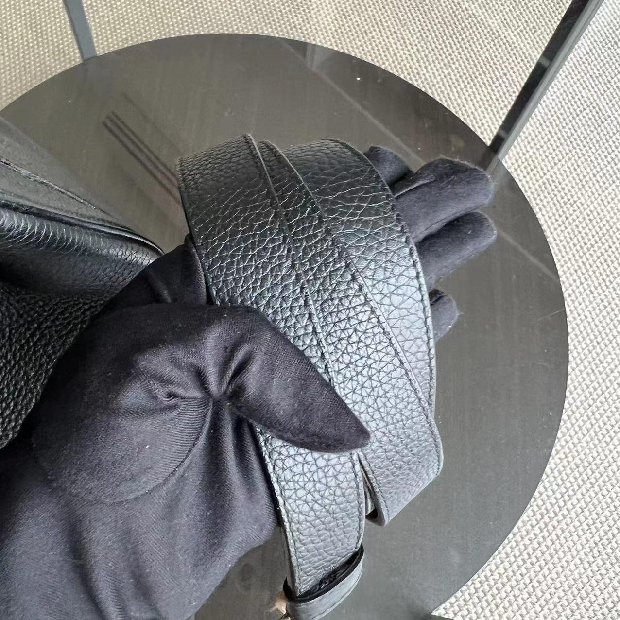 Be Medium Flap Grained Calfskin Black Golden Hardware