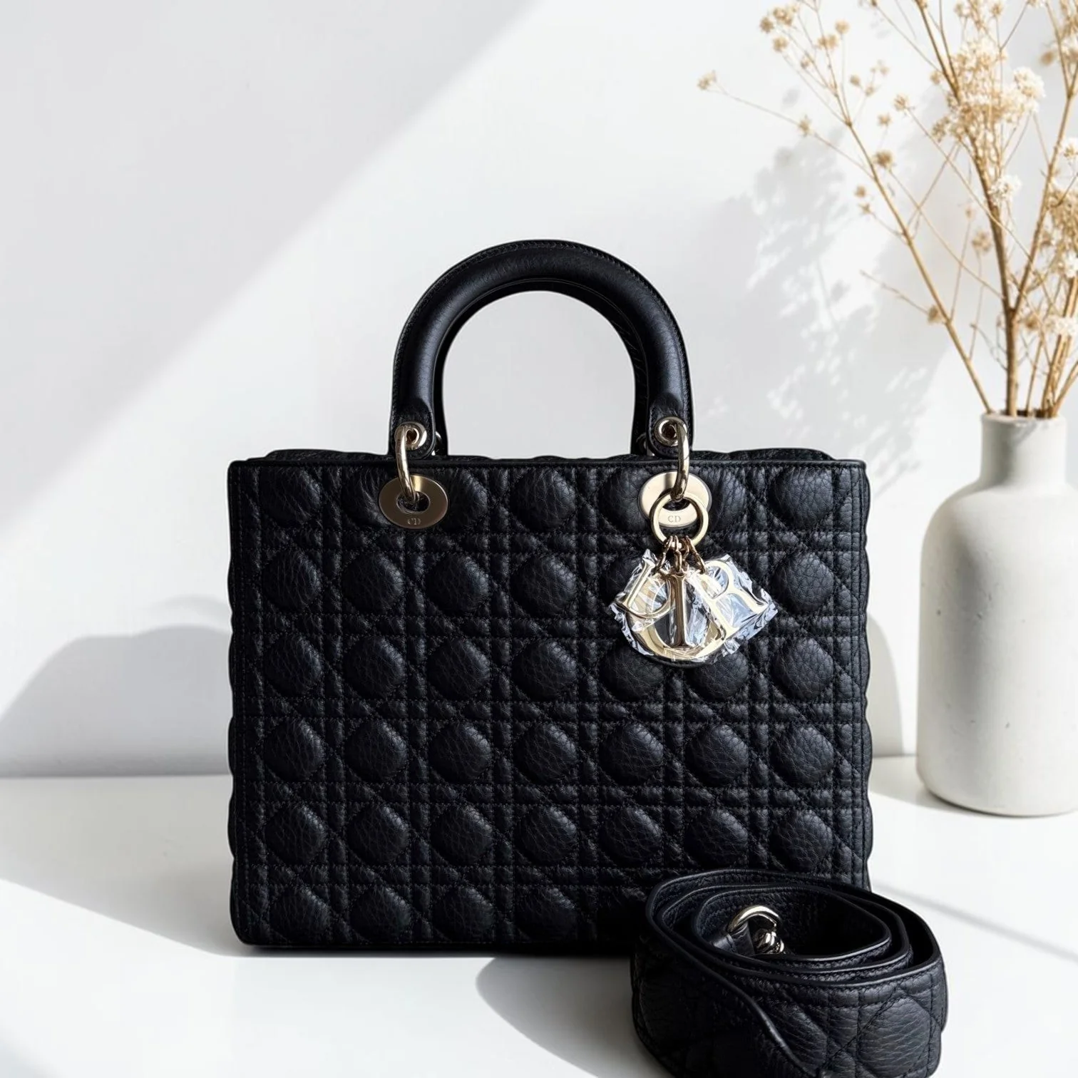 *Flap, Grained Calfskin* Lady Large Flap Grained Calfskin Cannage Black GHW