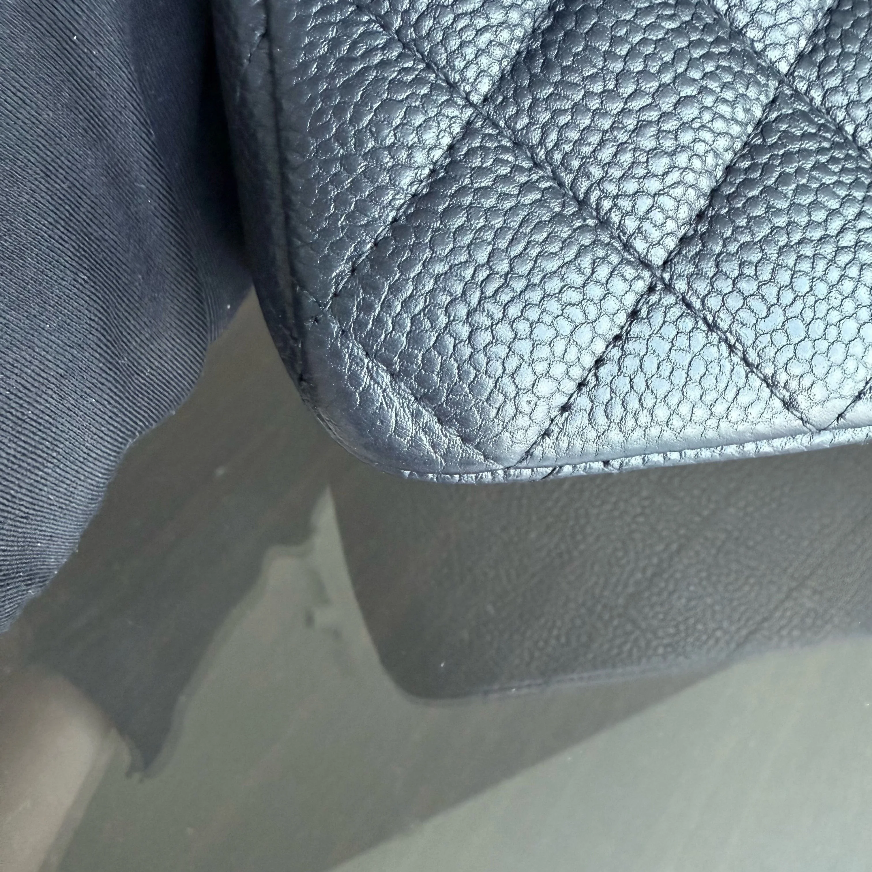 Chanel Classic Flap Mini - Caviar 20CM Quilted Black Gold Hardware Series 20