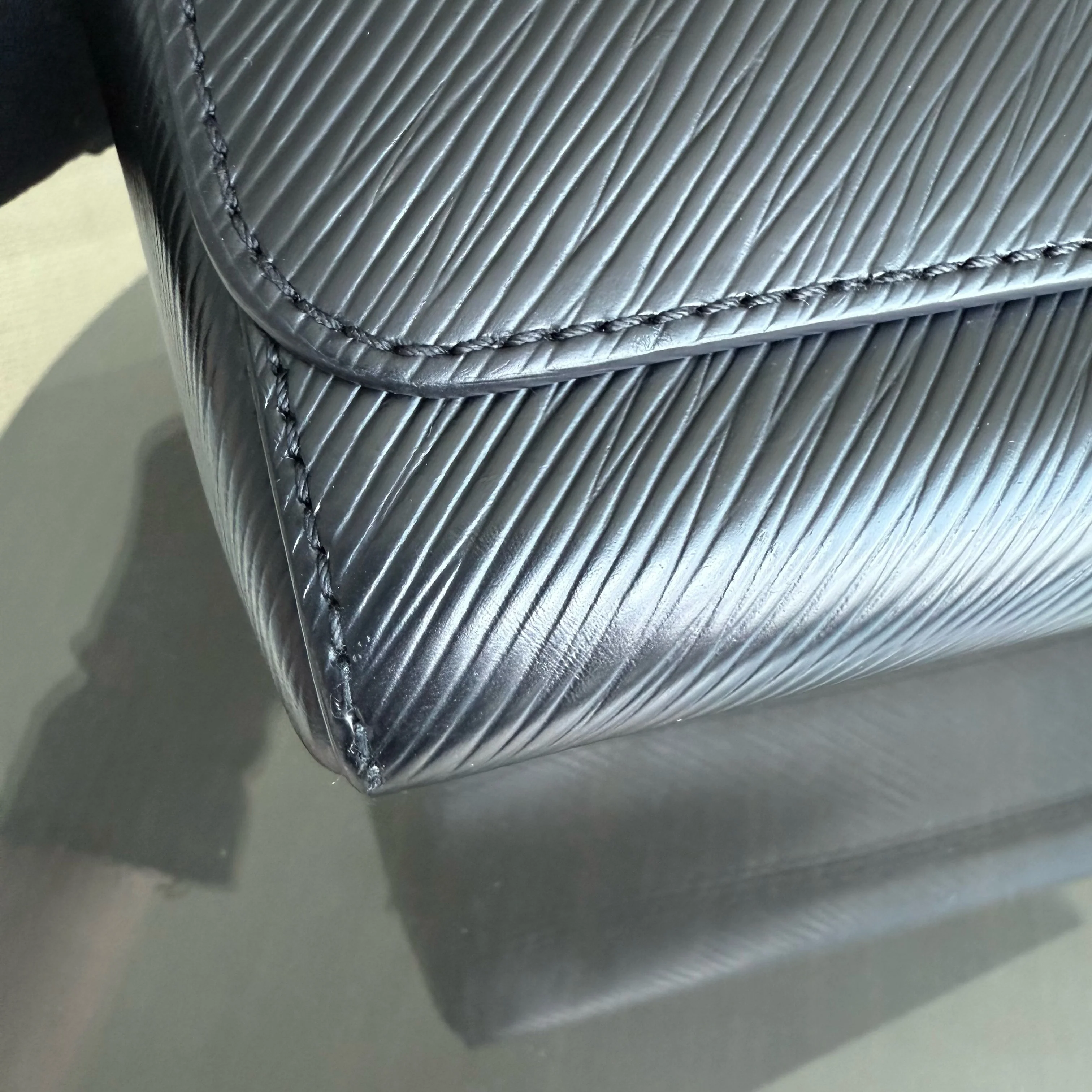 Louis Vuitton Twist Medium MM - EPI Leather Black Silver Hardware