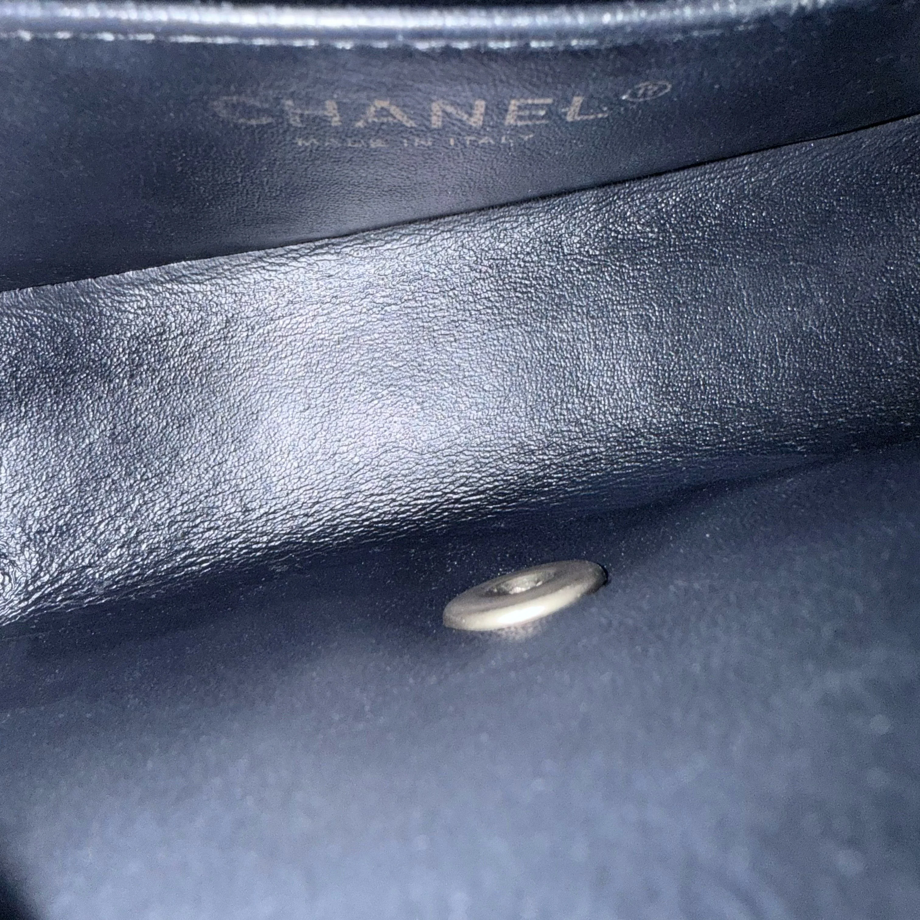 Chanel Classic Flap Mini - Caviar 20CM Quilted Black Gold Hardware Series 20