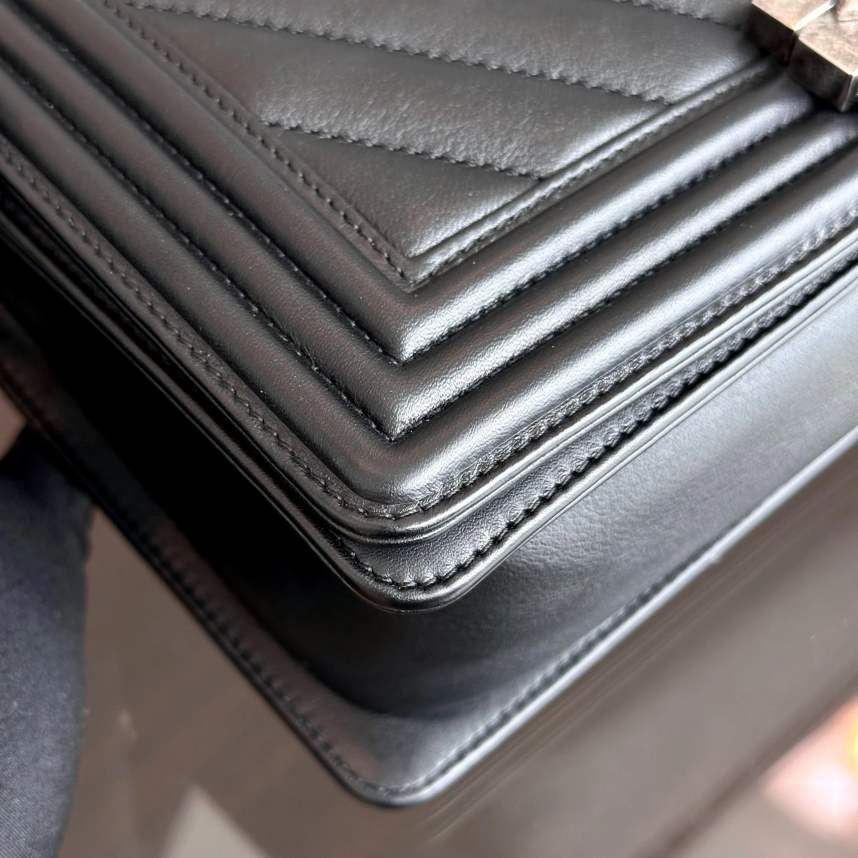 *Calfskin* Chanel Boy Old Medium 25CM Chevron Calfskin Leboy Black RSHW No 20 - Best Luxury Designers